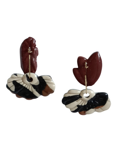Ces boucles d'oreilles pendantes artisanales en pâte polymère combinent un design floral abstrait en blanc cassé, noir et brun a