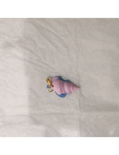 Charme fait main en résine – forme coquillage, couleurs estivales rose ou bleu. Parfait pour customiser un sac avant les vacance