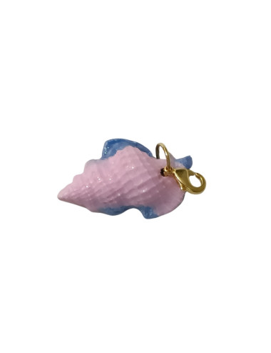 Charme fait main en résine – forme coquillage, couleurs estivales rose ou bleu. Parfait pour customiser un sac avant les vacance