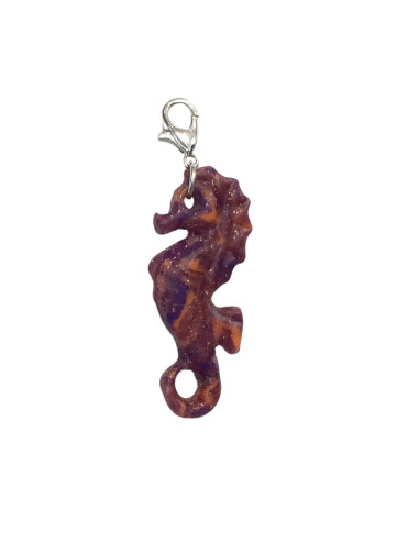 Plonge dans les profondeurs du style avec le charme "La Plage – Hippocampe", une création unique inspirée des trésors des fonds